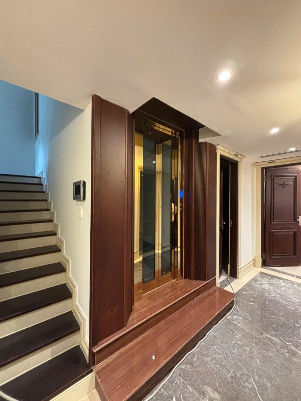 Anh anh NGuyen - Thang may chinh hang