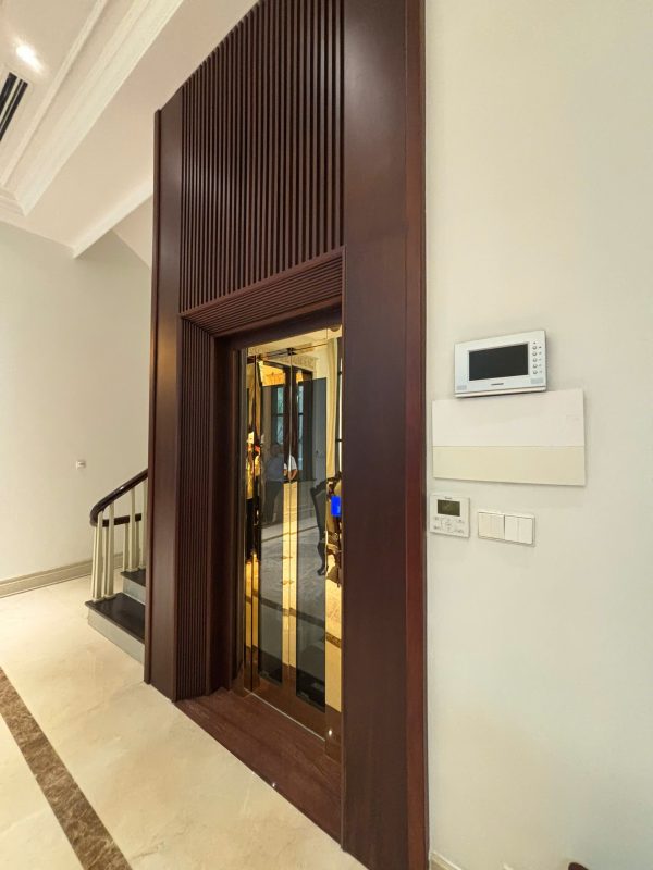 Anh thang anh Nguyen - Thang may chinh hang