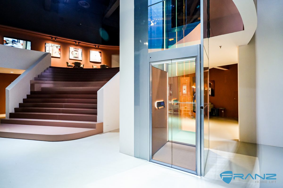 00104921 - Thang may chinh hang