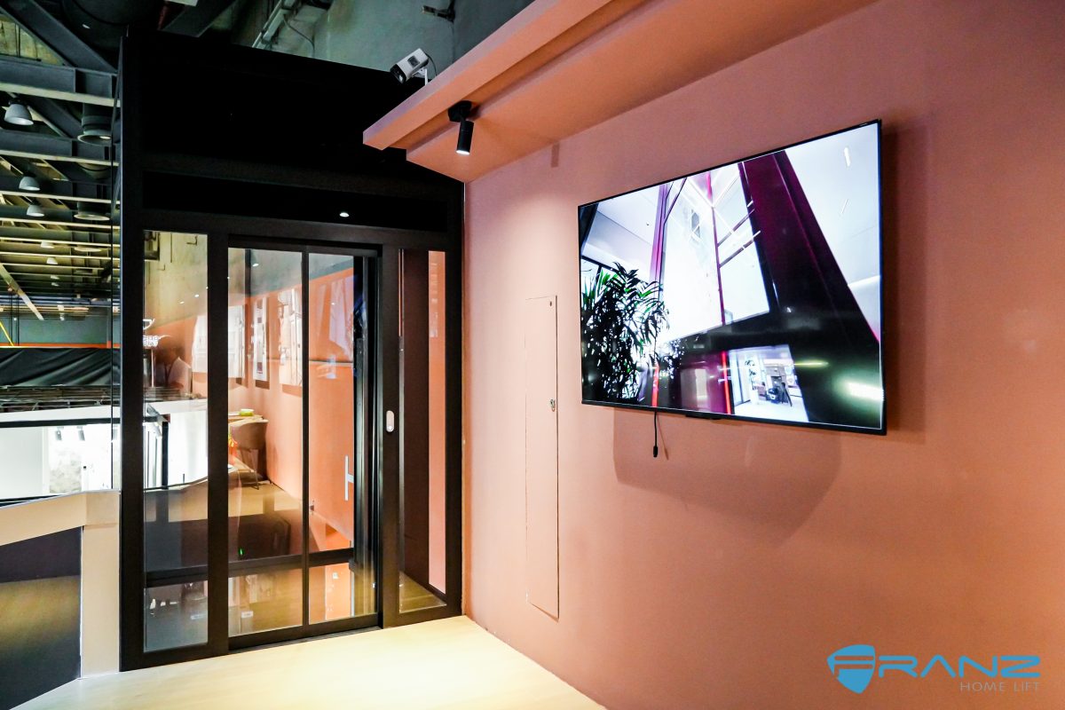 00109546 - Thang may chinh hang