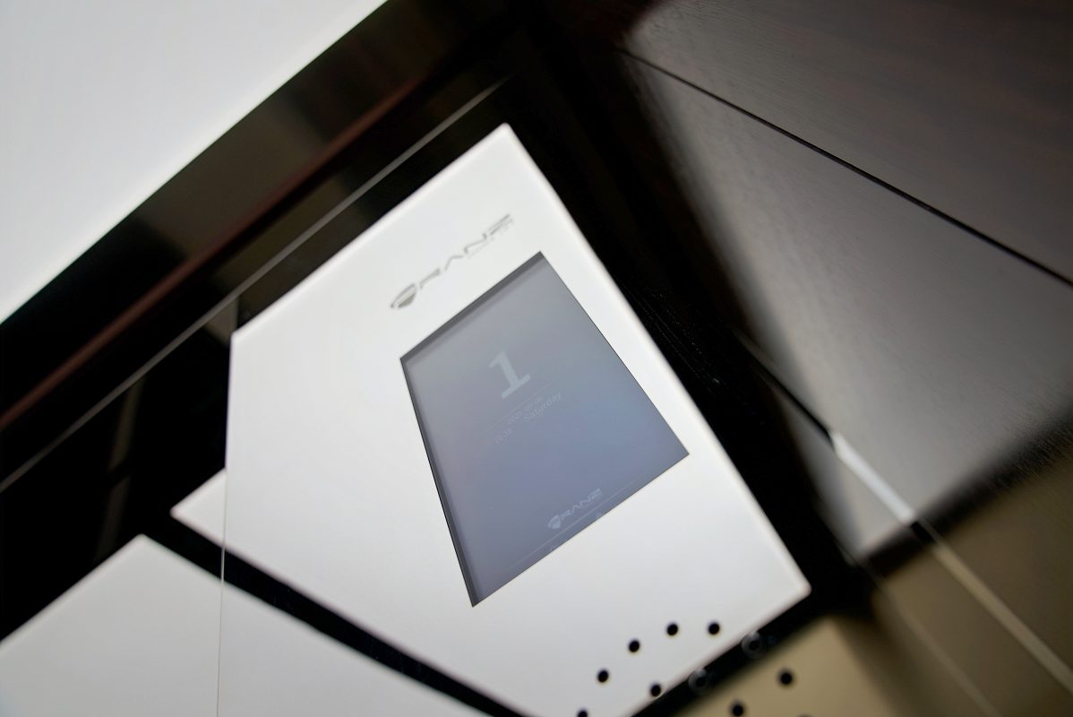 14 - Thang may chinh hang