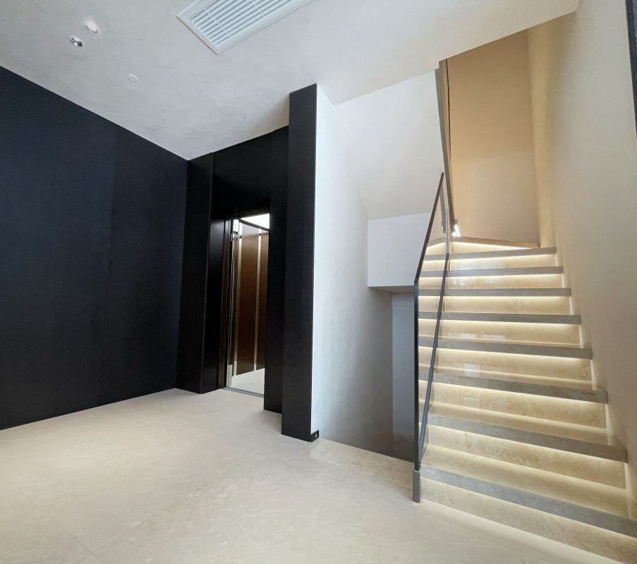 24 - Thang may chinh hang