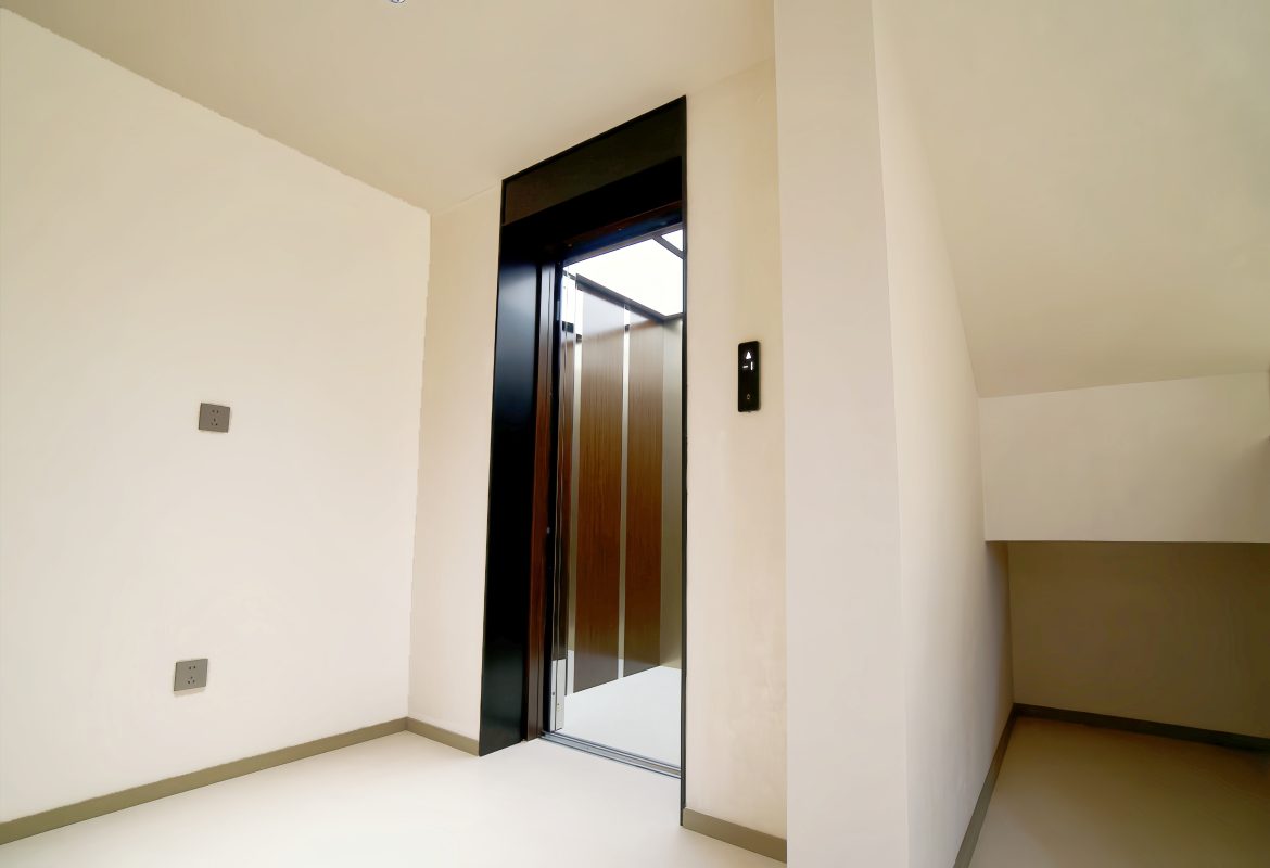 5 - Thang may chinh hang