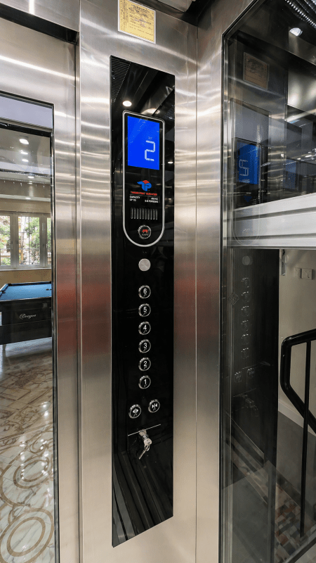 ChatGPT Image 08 42 28 28 thg 4 2026 - Thang may chinh hang