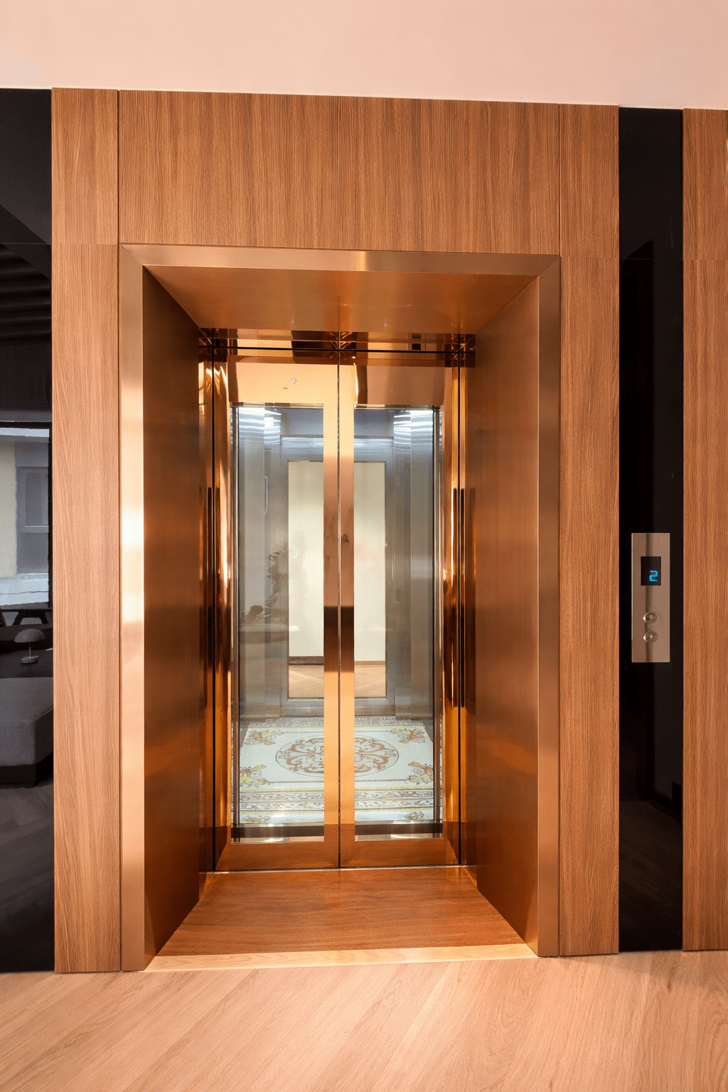 ChatGPT Image 08 43 35 2 thg 4 2026 - Thang may chinh hang