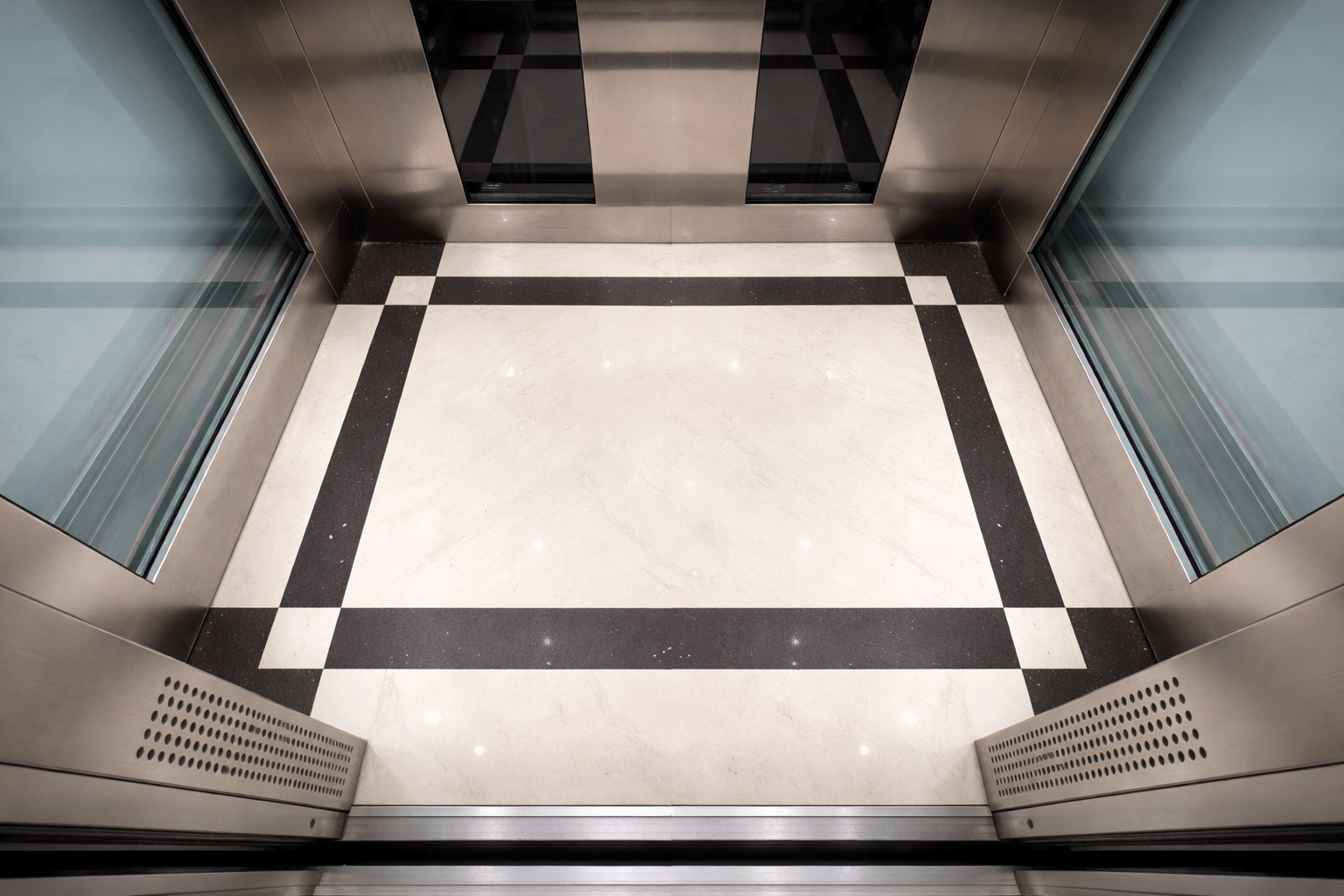 ChatGPT Image 08 48 30 10 thg 4 2026 1 - Thang may chinh hang