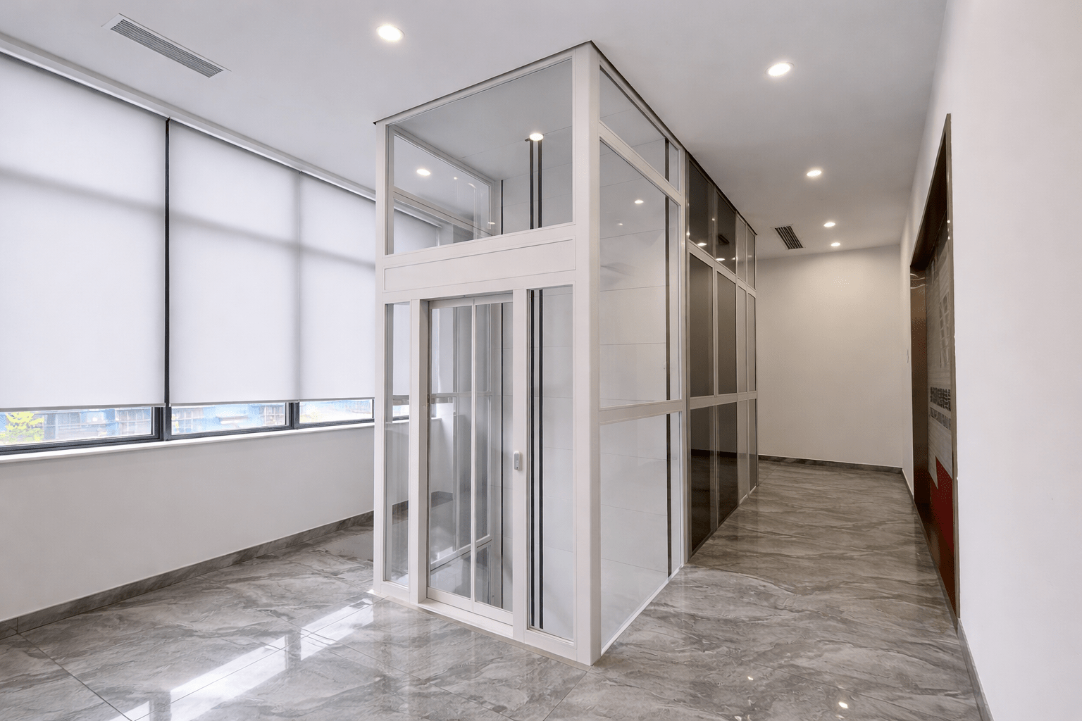 ChatGPT Image 09 16 07 1 thg 4 2026 - Thang may chinh hang