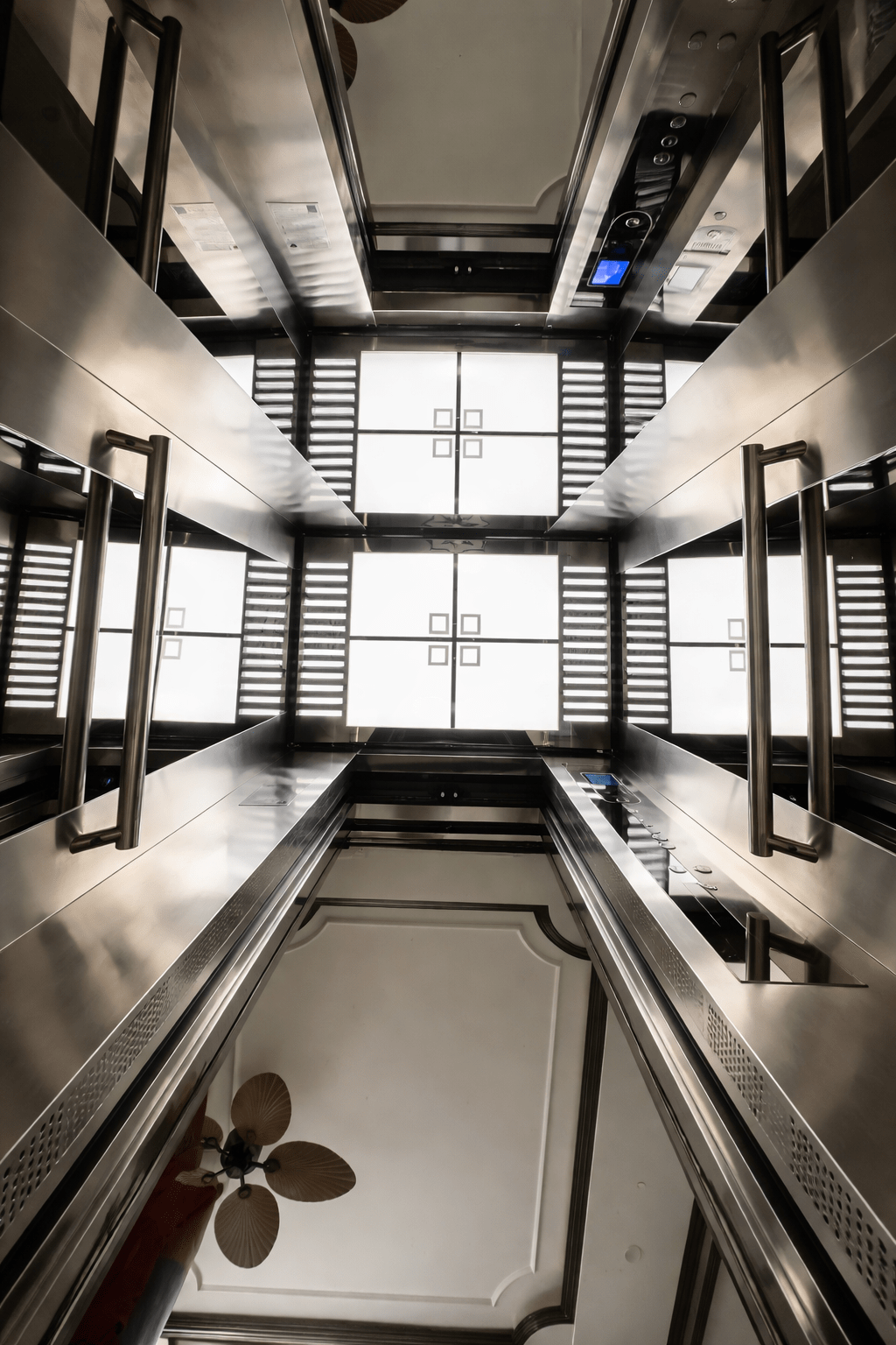 ChatGPT Image 09 59 23 10 thg 4 2026 - Thang may chinh hang