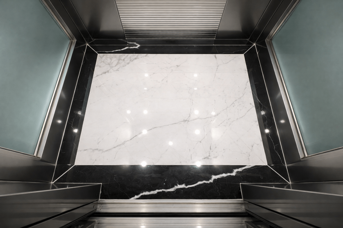 ChatGPT Image 10 00 19 21 thg 4 2026 - Thang may chinh hang