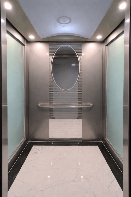 ChatGPT Image 10 18 42 21 thg 4 2026 - Thang may chinh hang