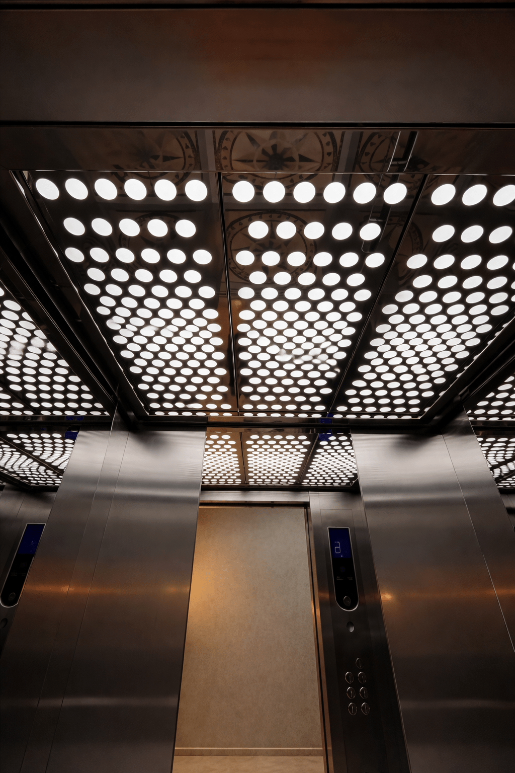 ChatGPT Image 10 34 31 7 thg 4 2026 - Thang may chinh hang