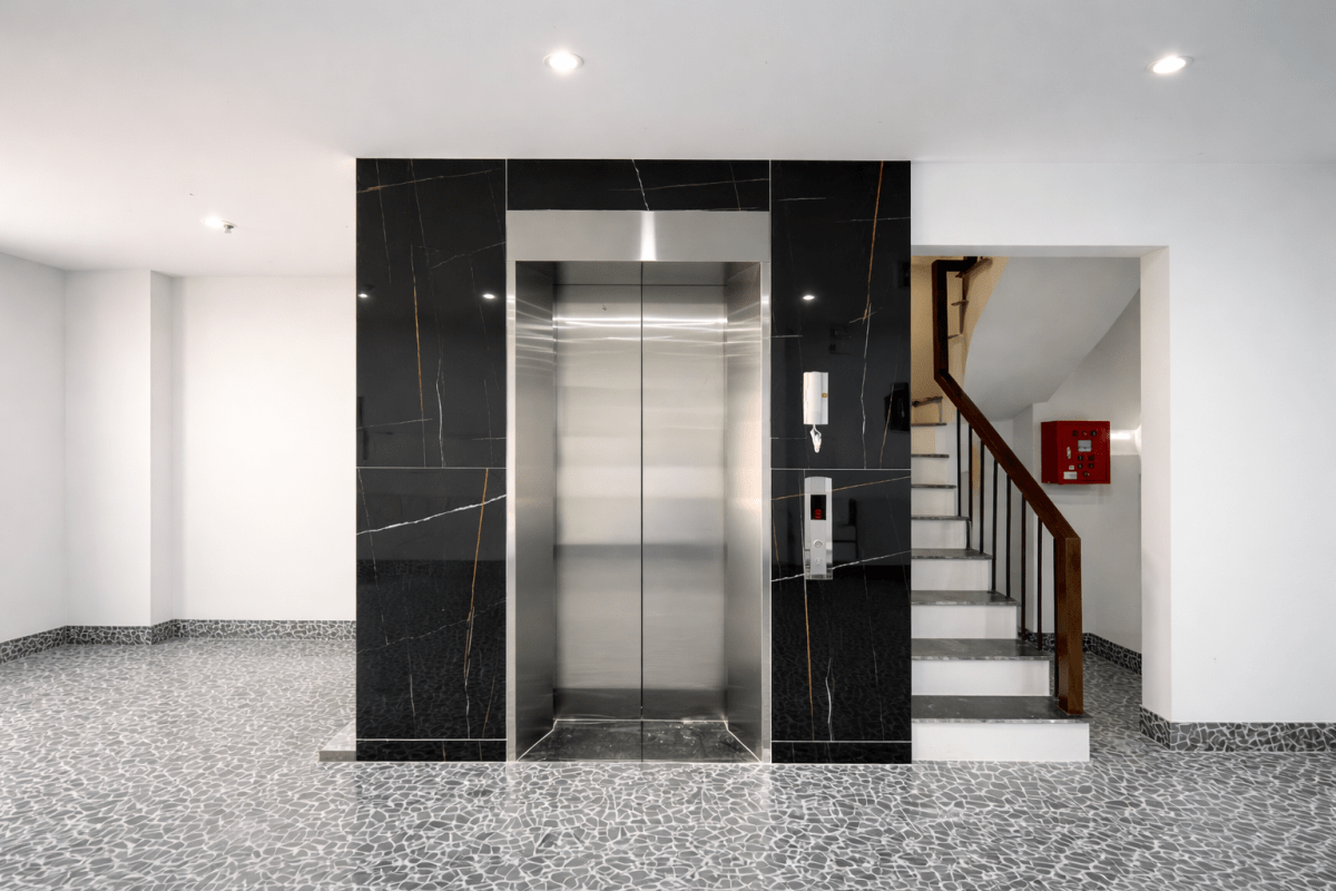 ChatGPT Image 11 06 51 10 thg 4 2026 - Thang may chinh hang