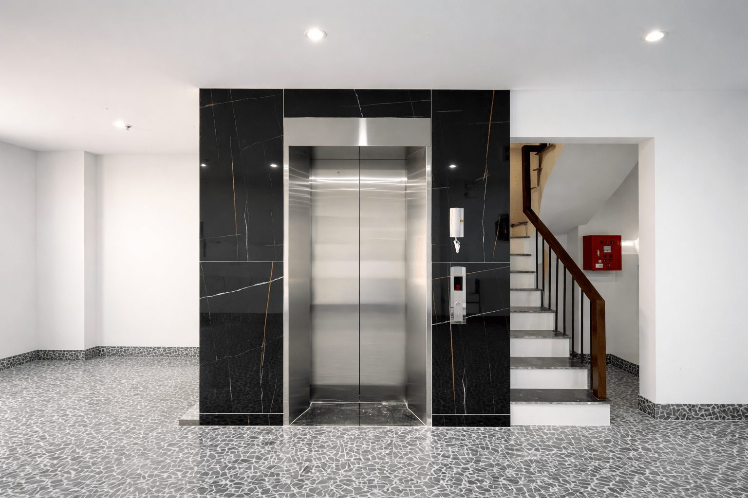 ChatGPT Image 11 06 51 10 thg 4 2026 - Thang may chinh hang