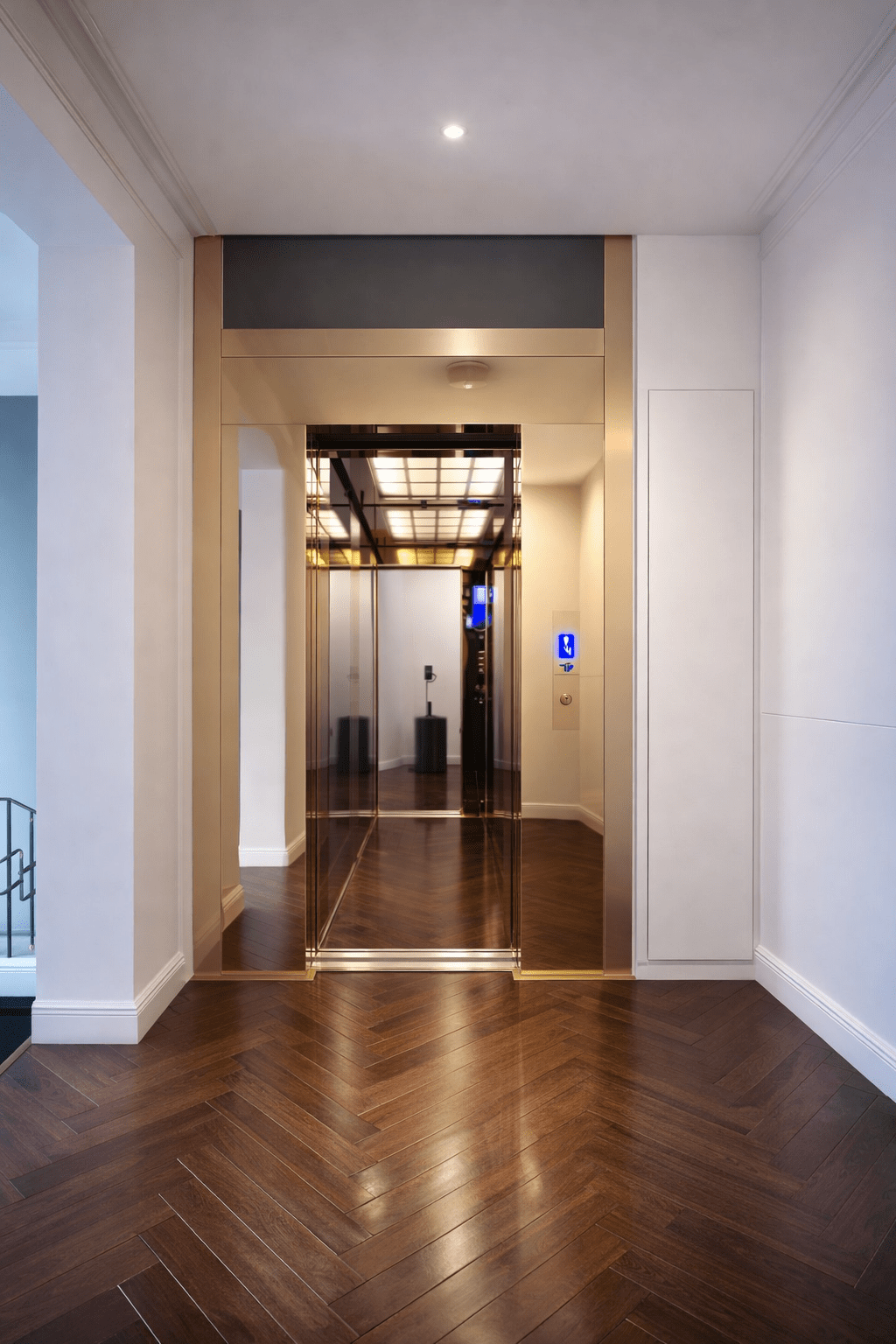 ChatGPT Image 16 56 45 6 thg 4 2026 - Thang may chinh hang