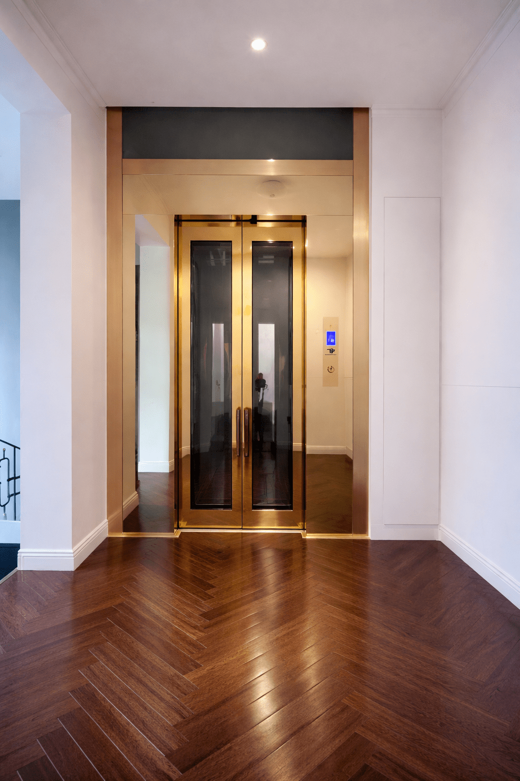 ChatGPT Image 16 57 37 6 thg 4 2026 - Thang may chinh hang