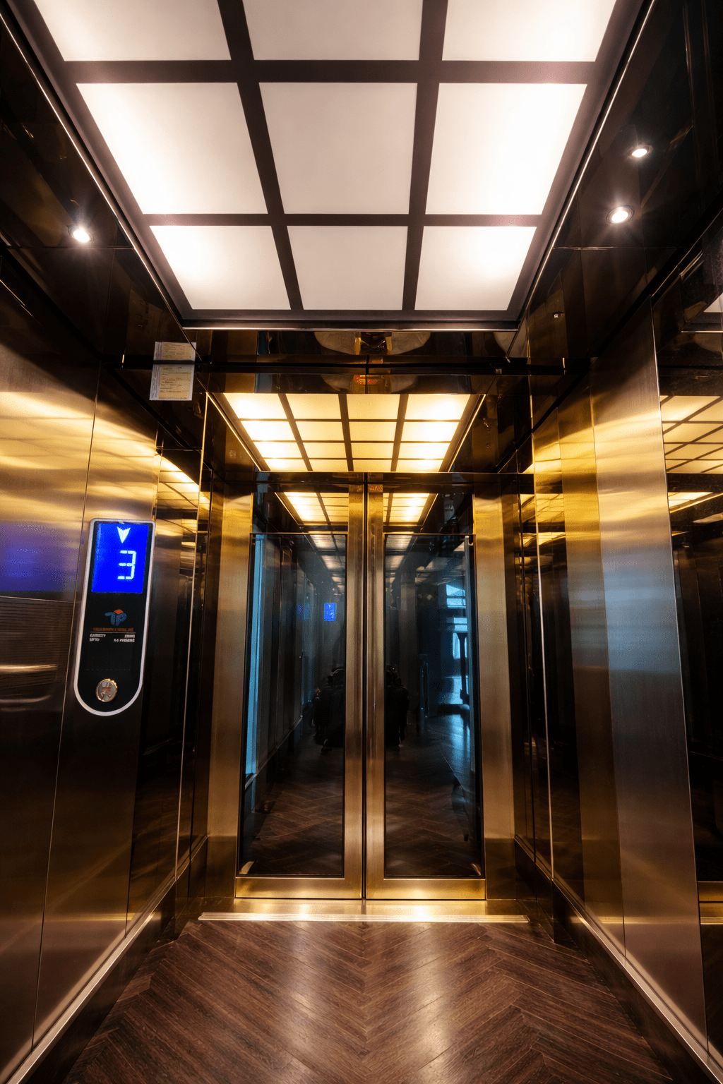 ChatGPT Image 16 58 22 6 thg 4 2026 - Thang may chinh hang