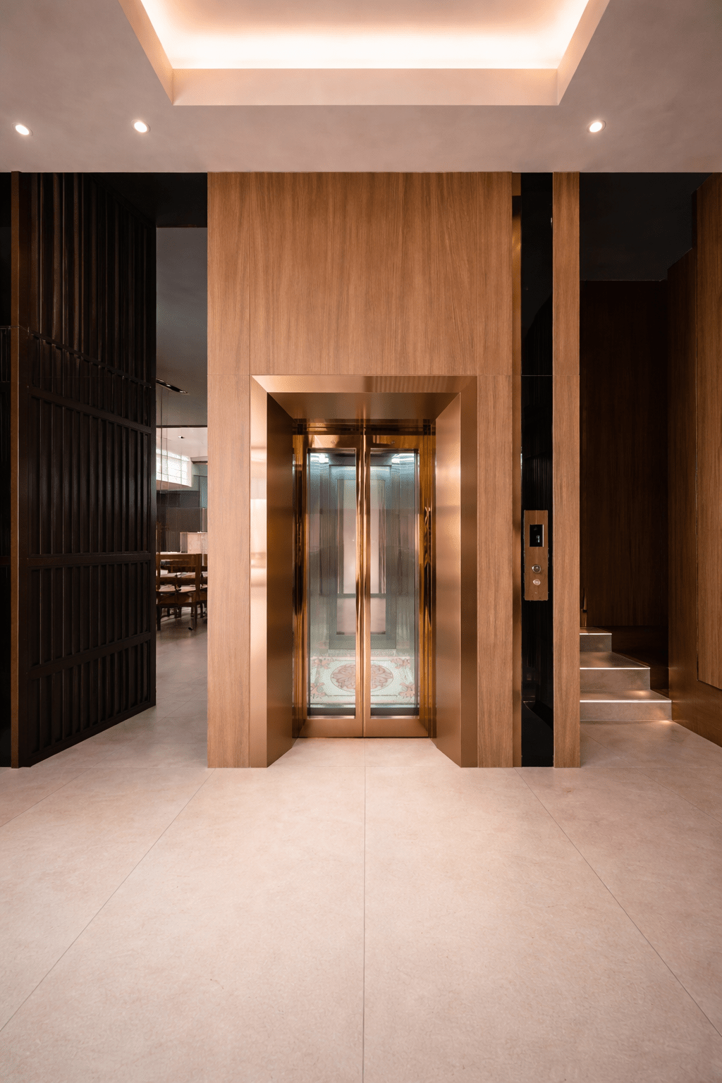 ChatGPT Image Apr 2 2026 09 21 48 AM 1 - Thang may chinh hang