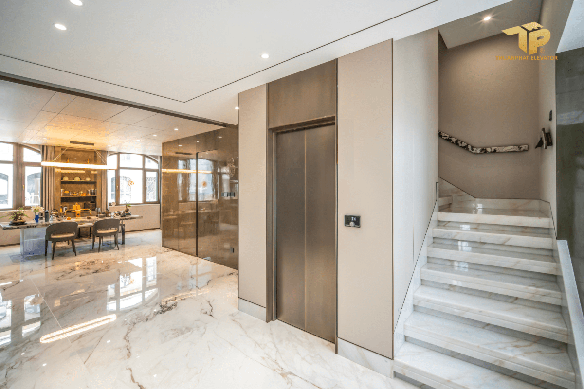 Nha 2 19 - Thang may chinh hang