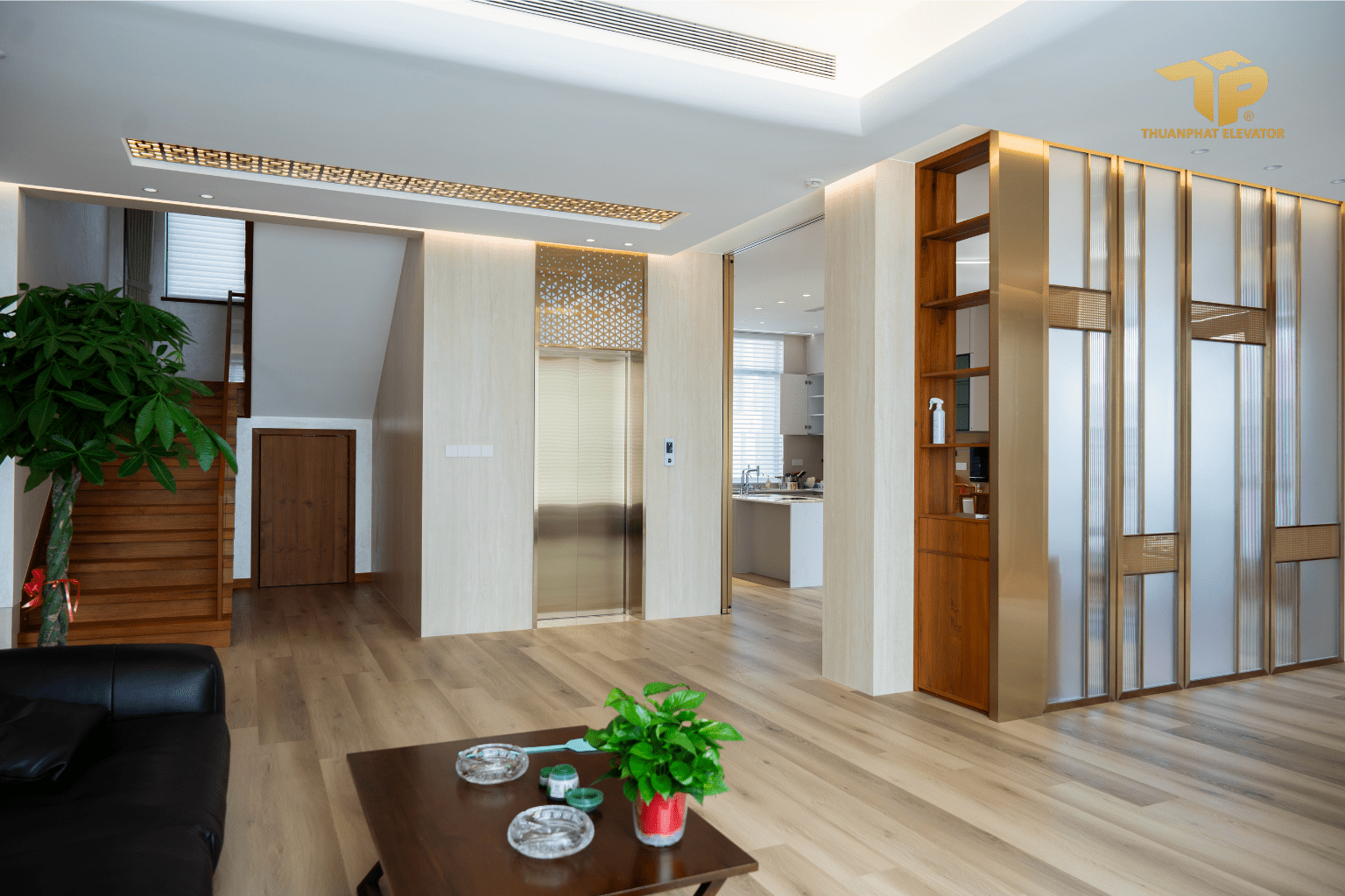 Nha 2 21 - Thang may chinh hang