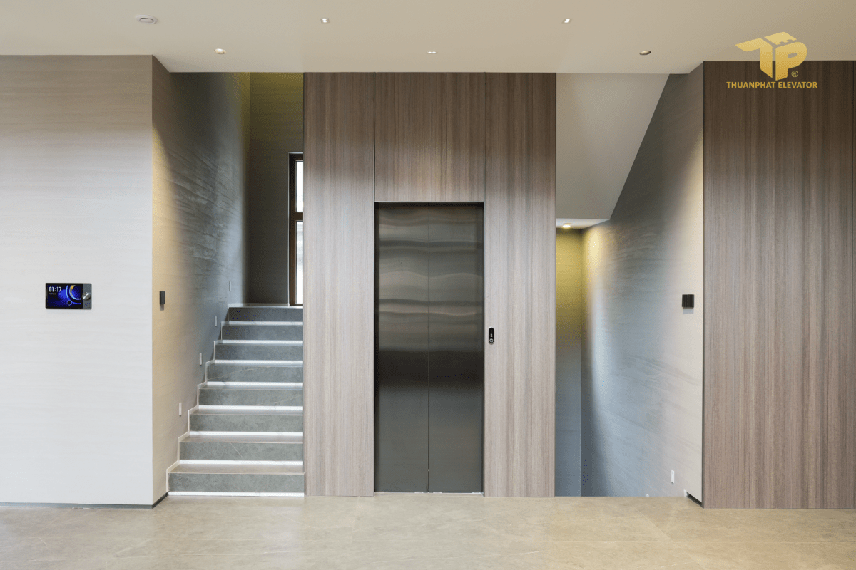 Nha 2 22 - Thang may chinh hang