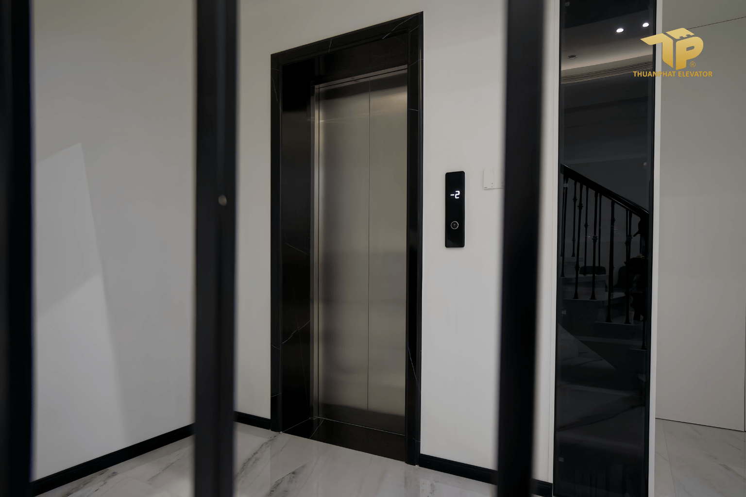 Nha 2 23 - Thang may chinh hang