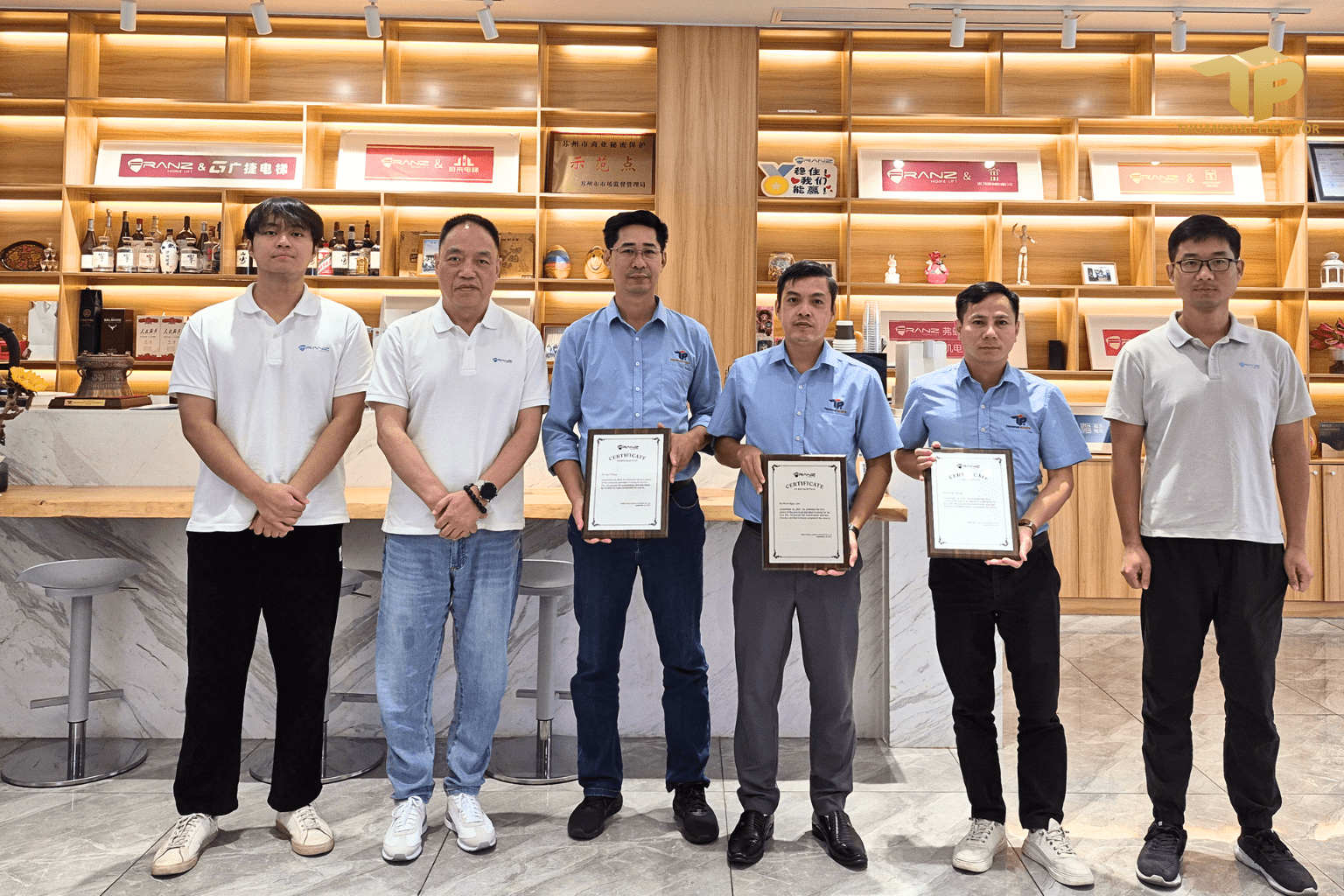 Nha 2 49 - Thang may chinh hang