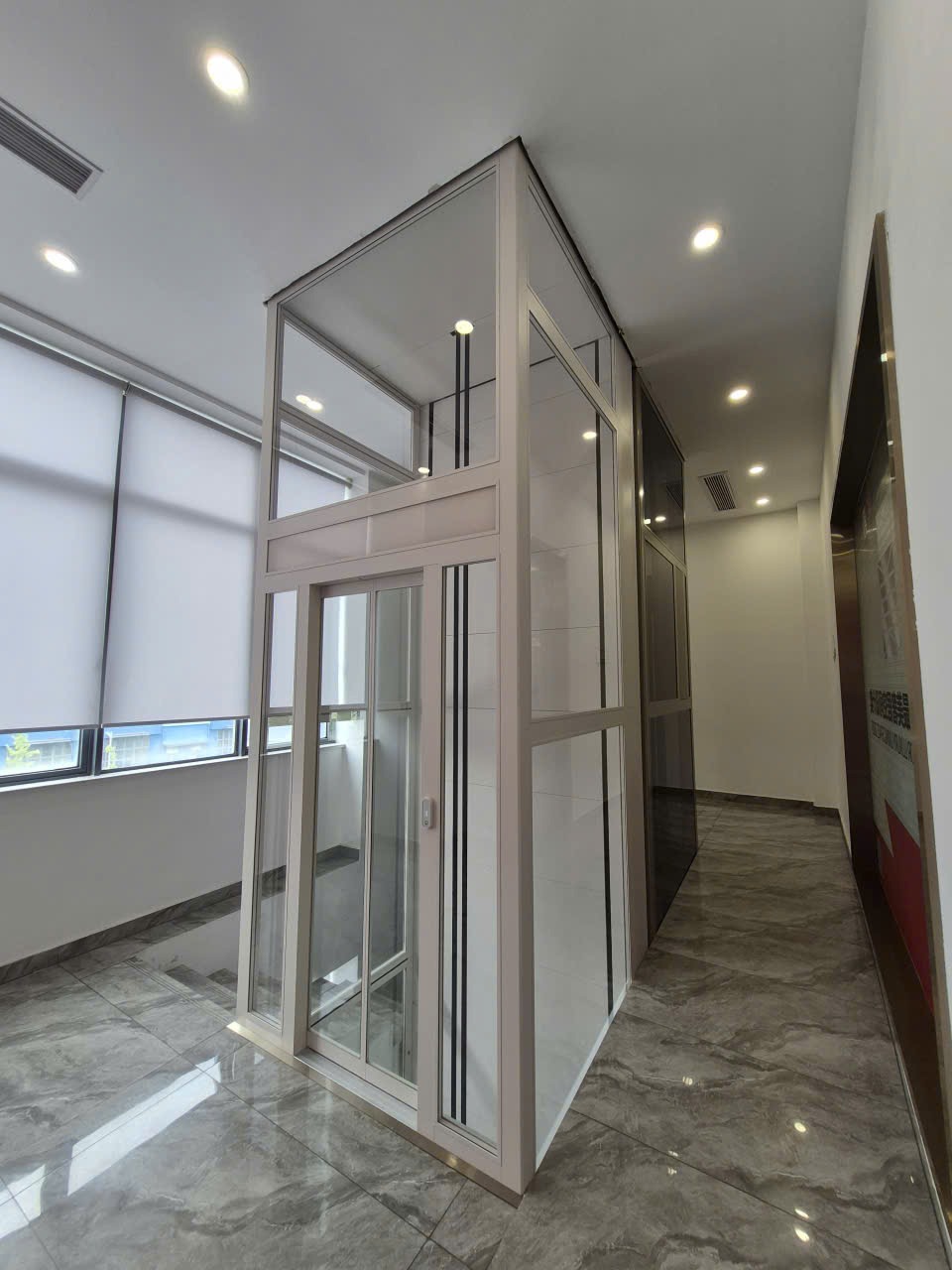 f38b4580cac14b9f12d0 - Thang may chinh hang