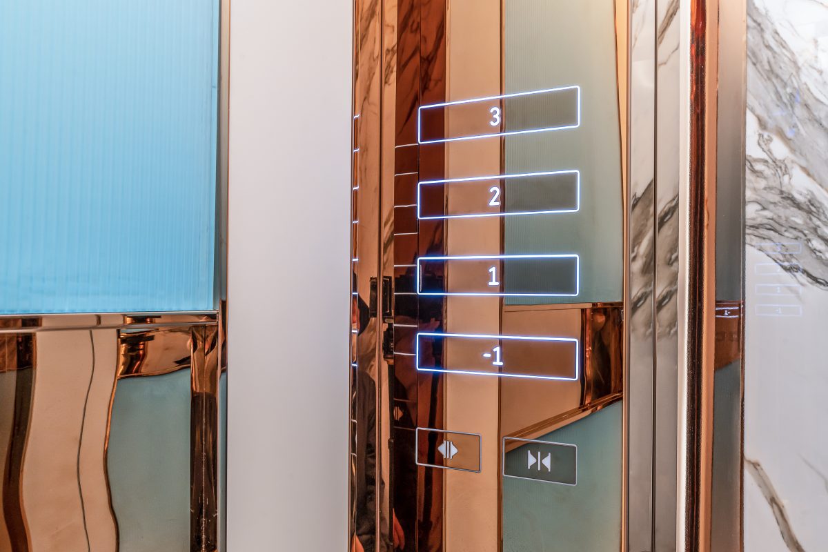 东樾18 - Thang may chinh hang