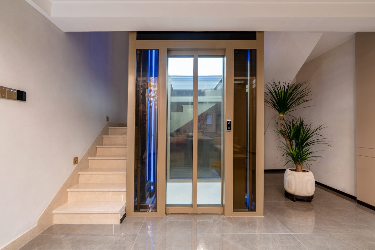 7 - Thang may chinh hang