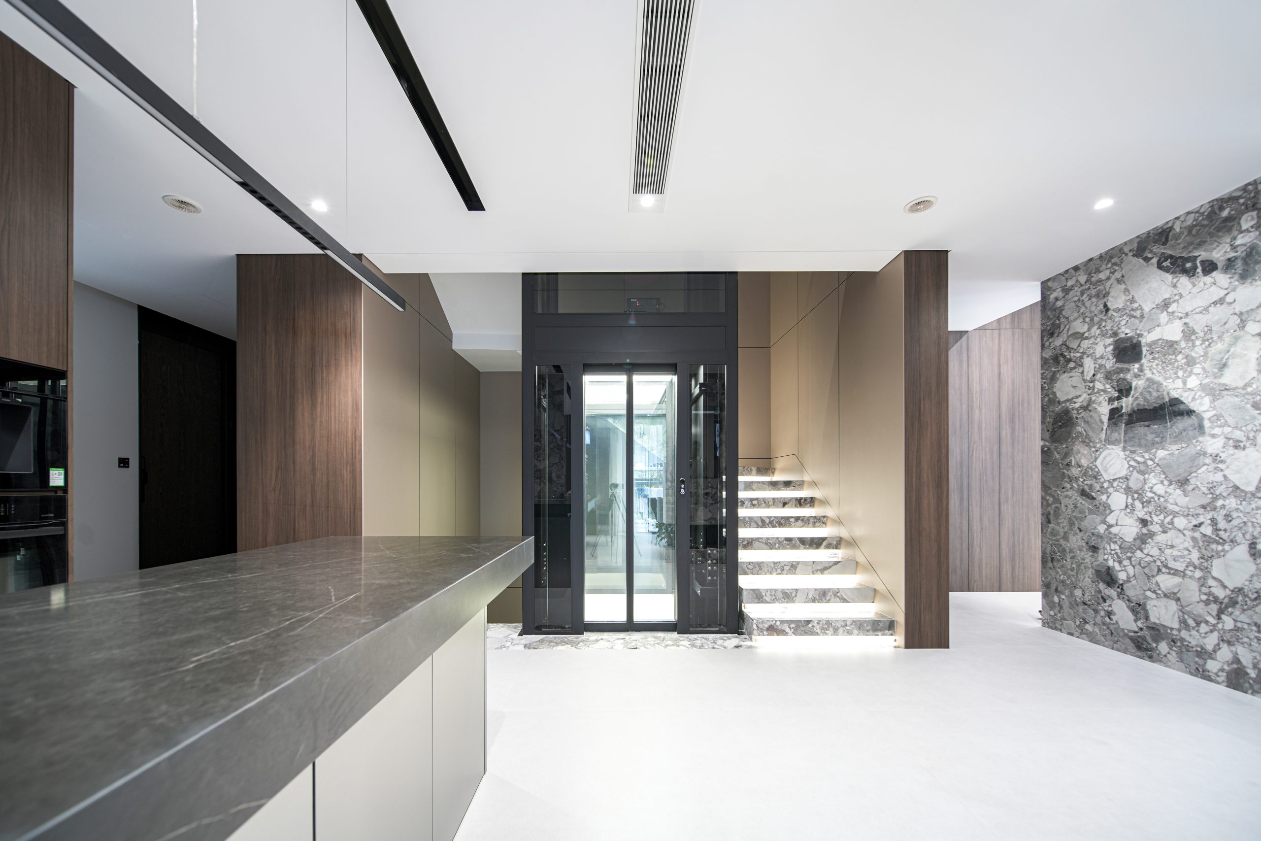 5 1 scaled - Thang may chinh hang